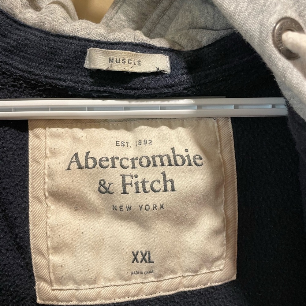 Used men’s Abercrombie & Fitch snap button hooded sweatshirt. - Picture 3 of 3